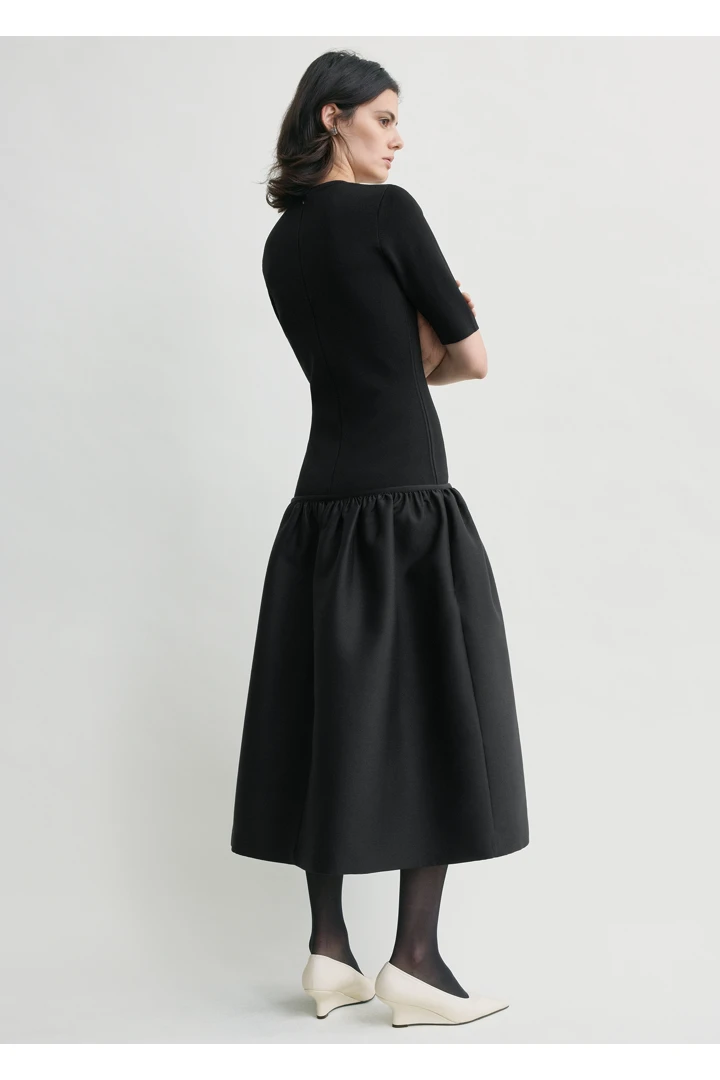 TOTEME 트윈플라워 티셔츠 드레스 블랙의 블랙컬러 2번쨰 이미지입니다.