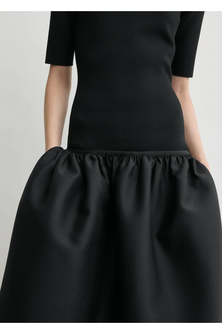 TOTEME 트윈플라워 티셔츠 드레스 블랙의 블랙컬러 3번쨰 이미지입니다.