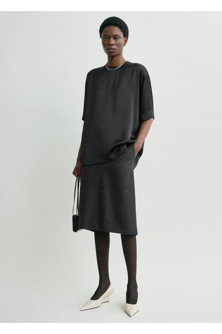 TOTEME 트윌 수트 스커트 차콜의 차콜컬러 0번쨰 이미지입니다.