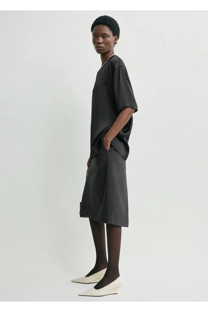 TOTEME 트윌 수트 스커트 차콜의 차콜컬러 1번쨰 이미지입니다.