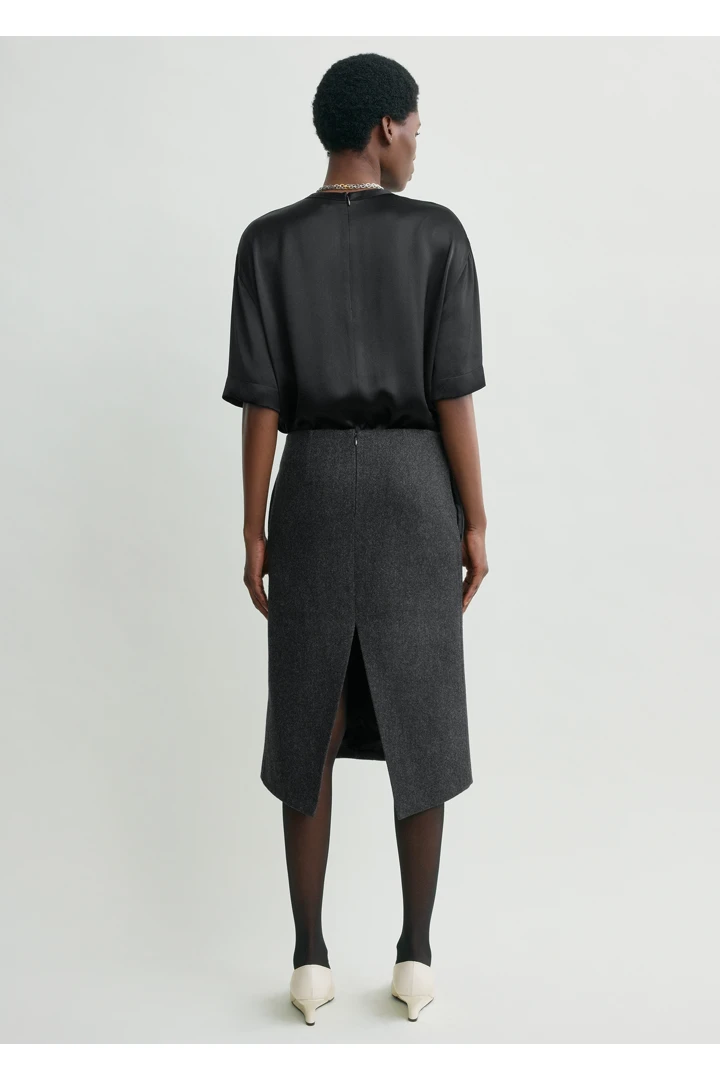 TOTEME 트윌 수트 스커트 차콜의 차콜컬러 2번쨰 이미지입니다.