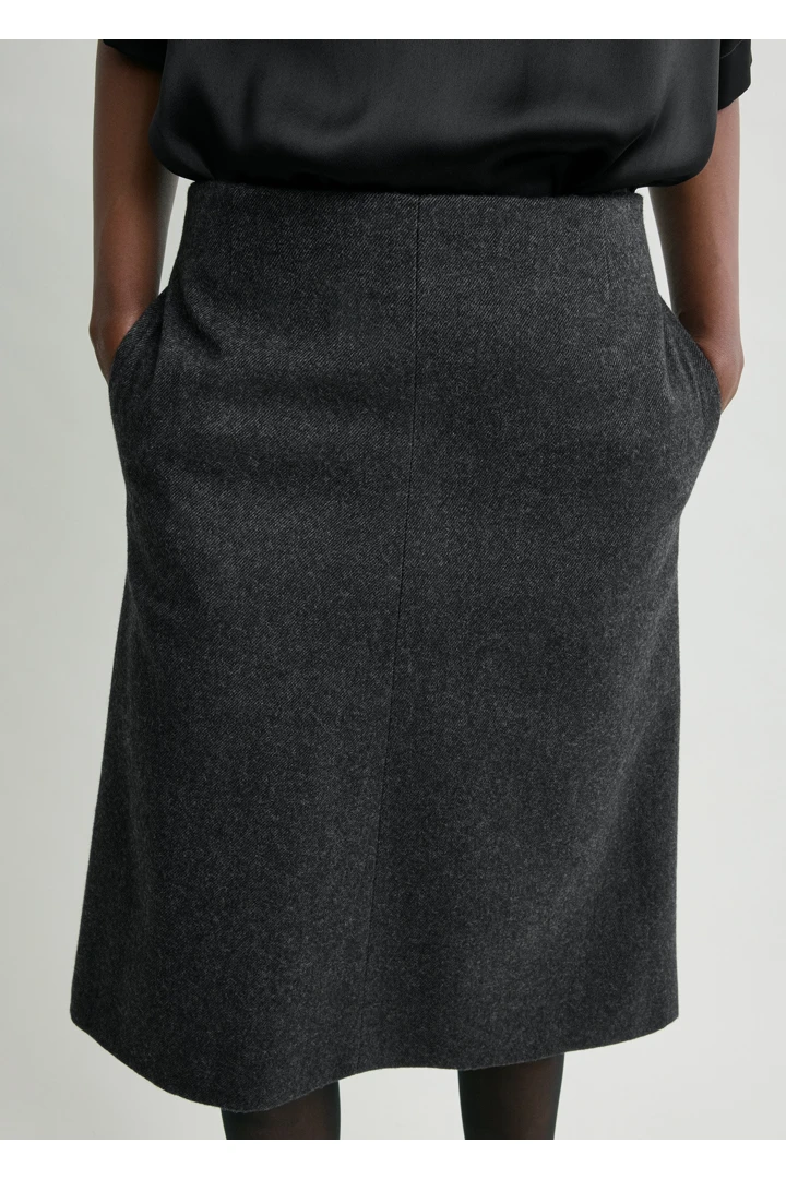 TOTEME 트윌 수트 스커트 차콜의 차콜컬러 3번쨰 이미지입니다.