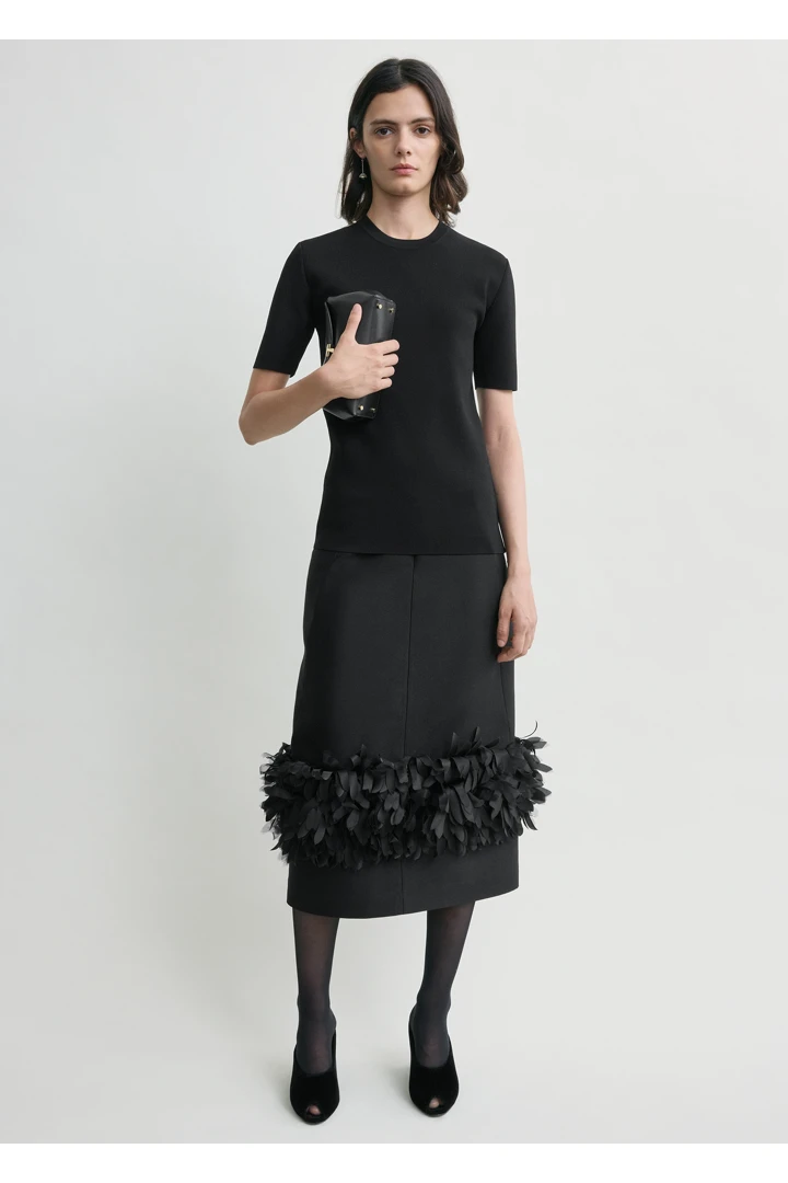 TOTEME 페탈 스커트 블랙의 블랙컬러 0번쨰 이미지입니다.