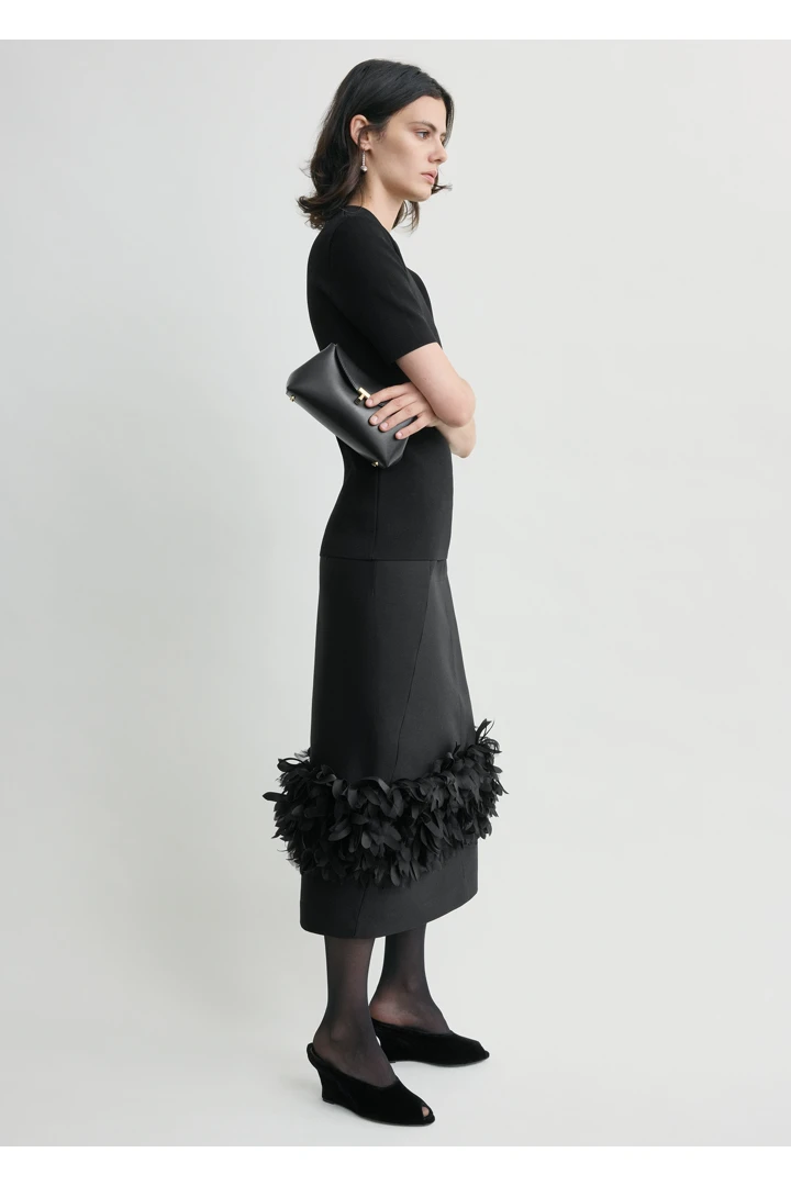 TOTEME 페탈 스커트 블랙의 블랙컬러 1번쨰 이미지입니다.