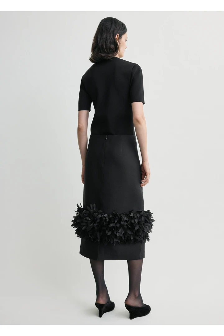 TOTEME 페탈 스커트 블랙의 블랙컬러 2번쨰 이미지입니다.