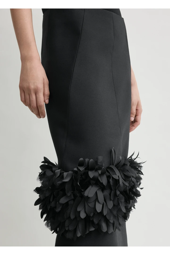 TOTEME 페탈 스커트 블랙의 블랙컬러 3번쨰 이미지입니다.