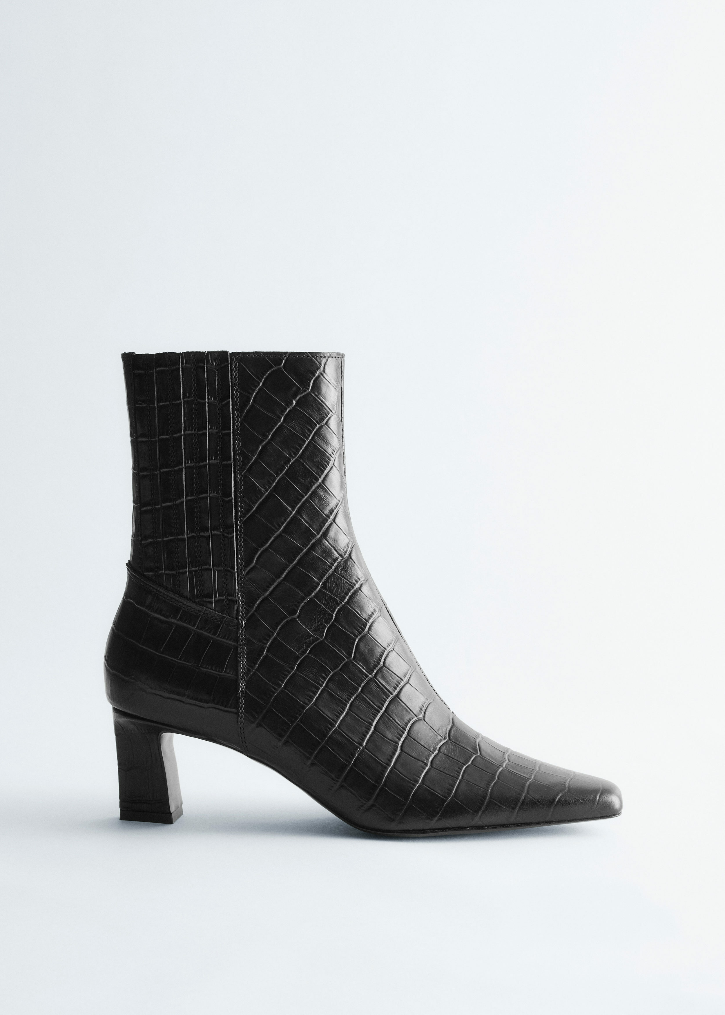 앤아더스토리즈 포인트 토 앵클 부츠의 블랙 크로코컬러 Product입니다.