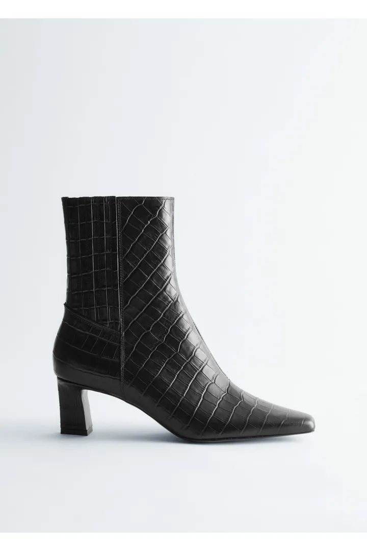 앤아더스토리즈 포인트 토 앵클 부츠의 블랙 크로코컬러 Product입니다.
