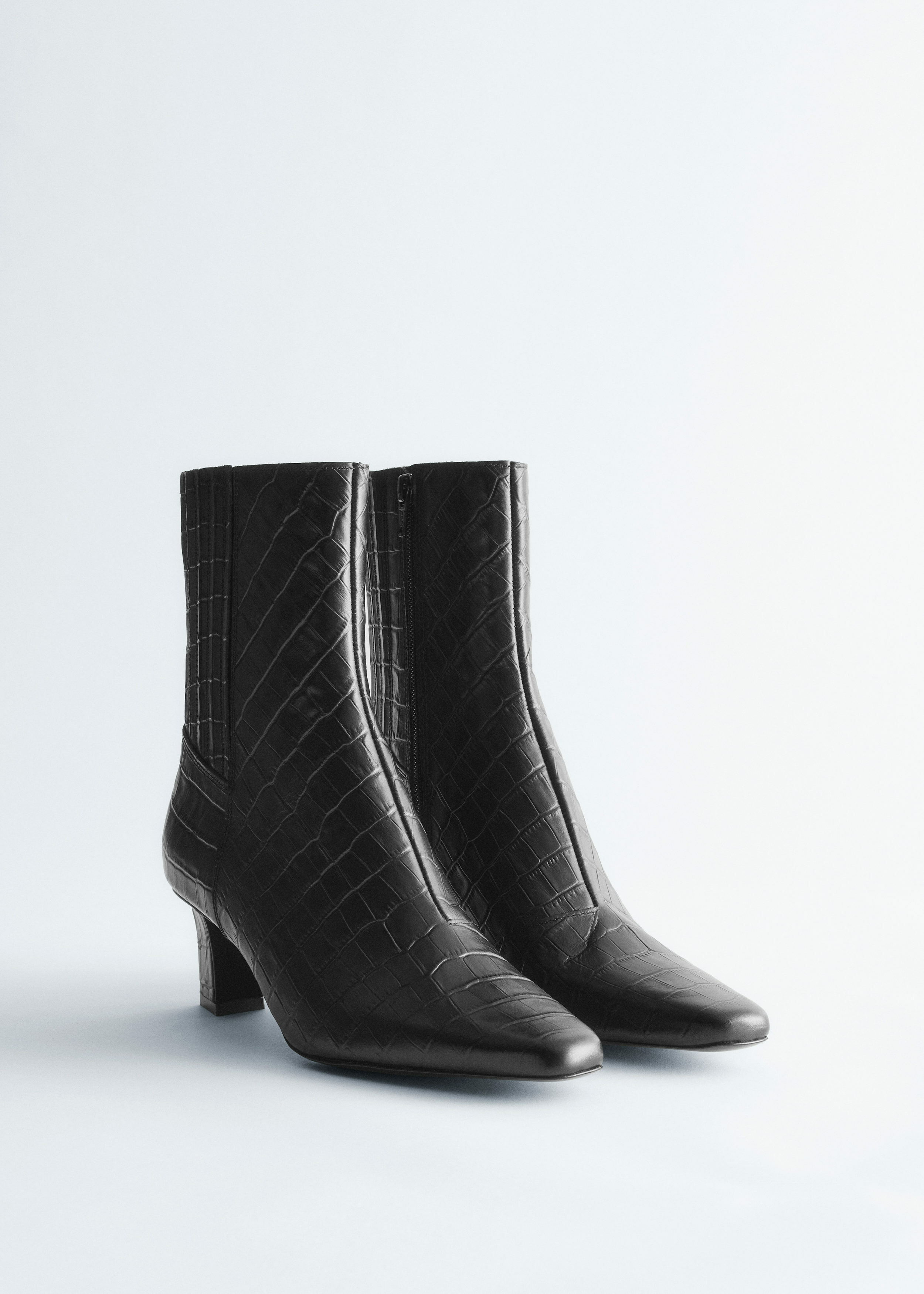 앤아더스토리즈 포인트 토 앵클 부츠의 블랙 크로코컬러 Product입니다.