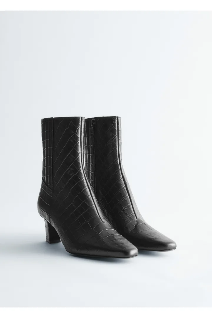 앤아더스토리즈 포인트 토 앵클 부츠의 블랙 크로코컬러 Product입니다.