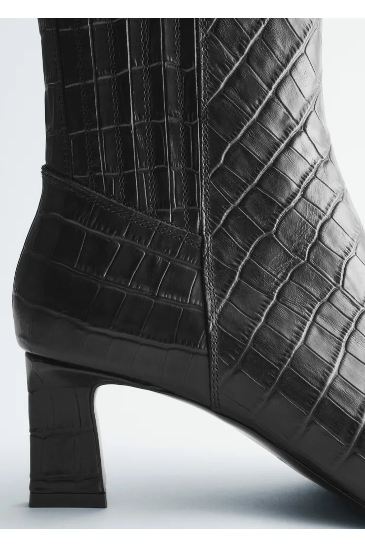앤아더스토리즈 포인트 토 앵클 부츠의 블랙 크로코컬러 Product입니다.