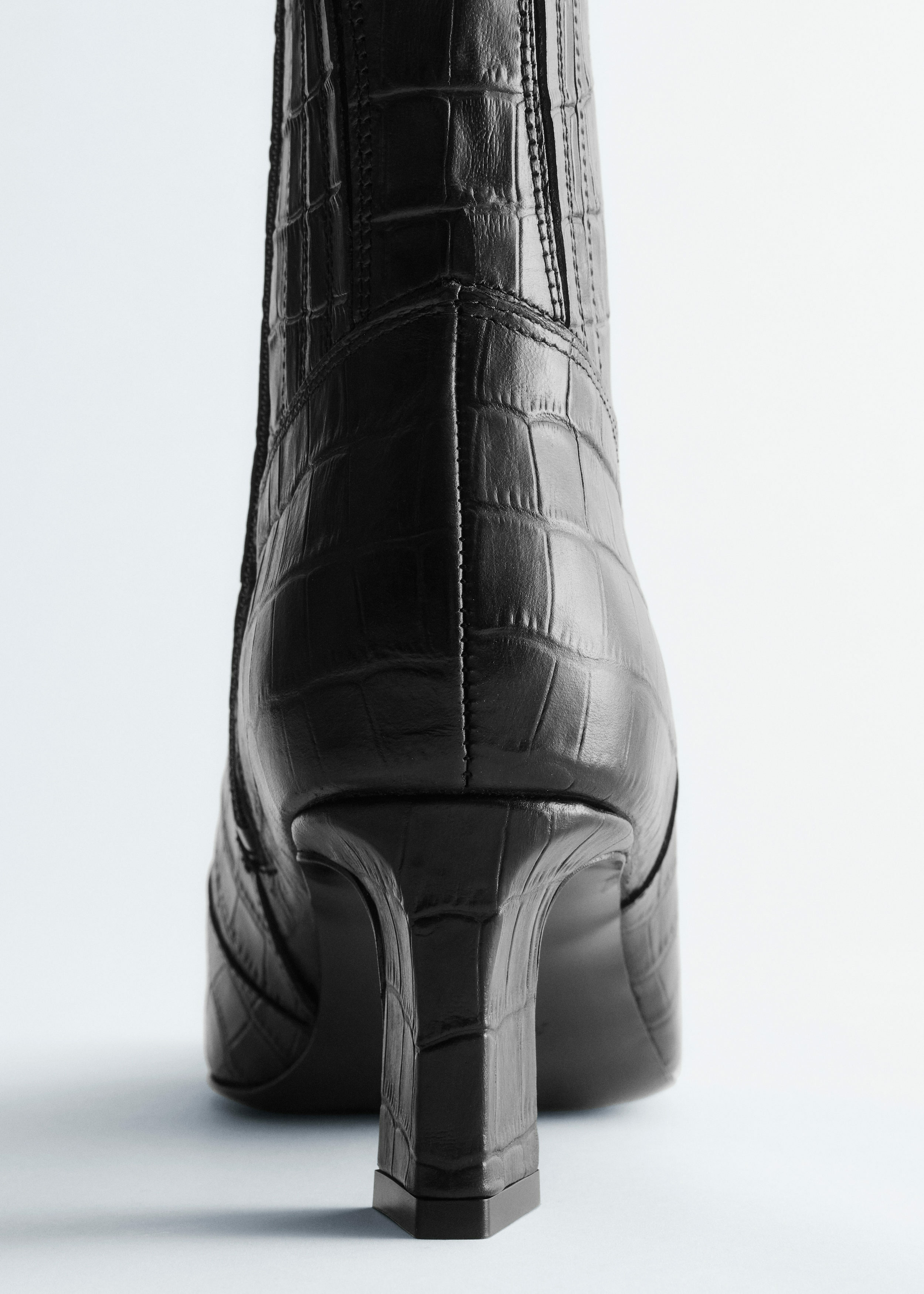 앤아더스토리즈 포인트 토 앵클 부츠의 블랙 크로코컬러 Product입니다.