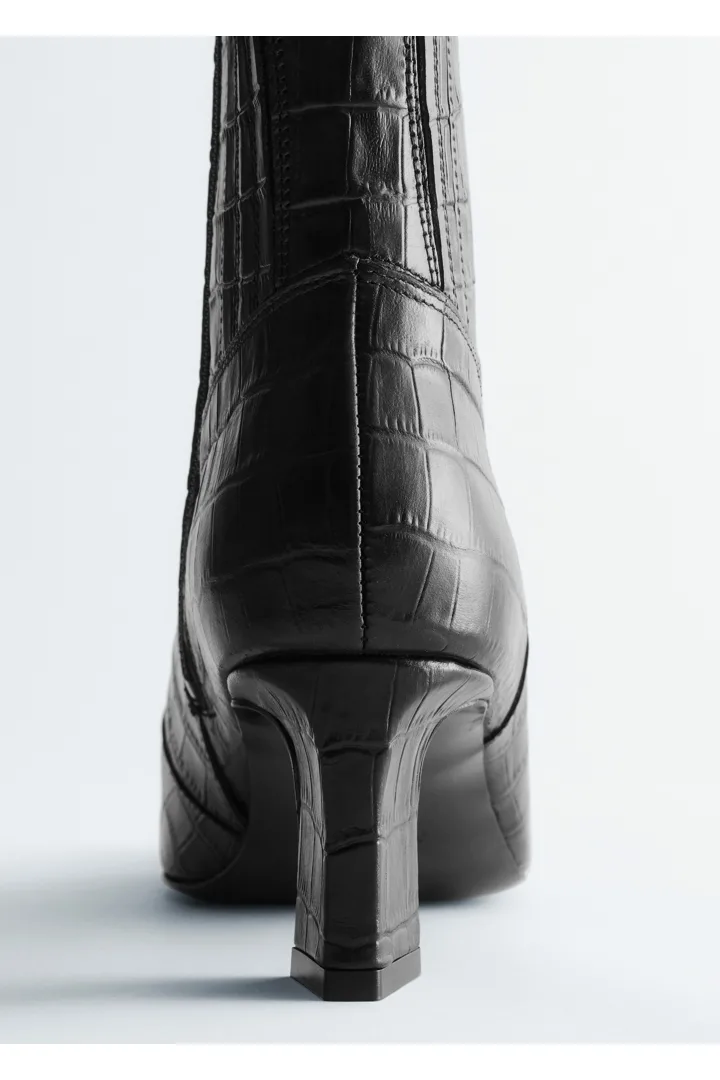 앤아더스토리즈 포인트 토 앵클 부츠의 블랙 크로코컬러 Product입니다.