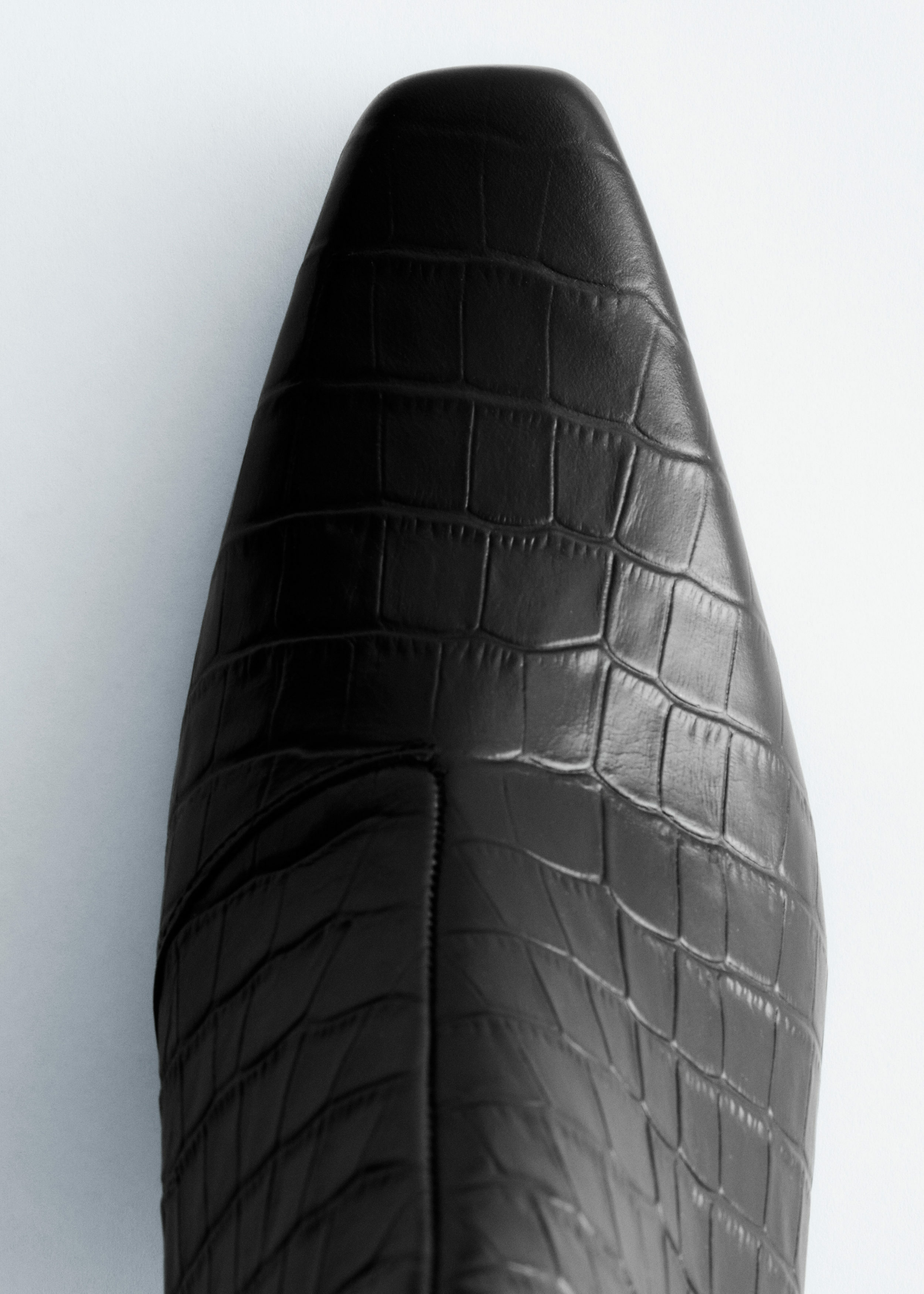 앤아더스토리즈 포인트 토 앵클 부츠의 블랙 크로코컬러 Product입니다.