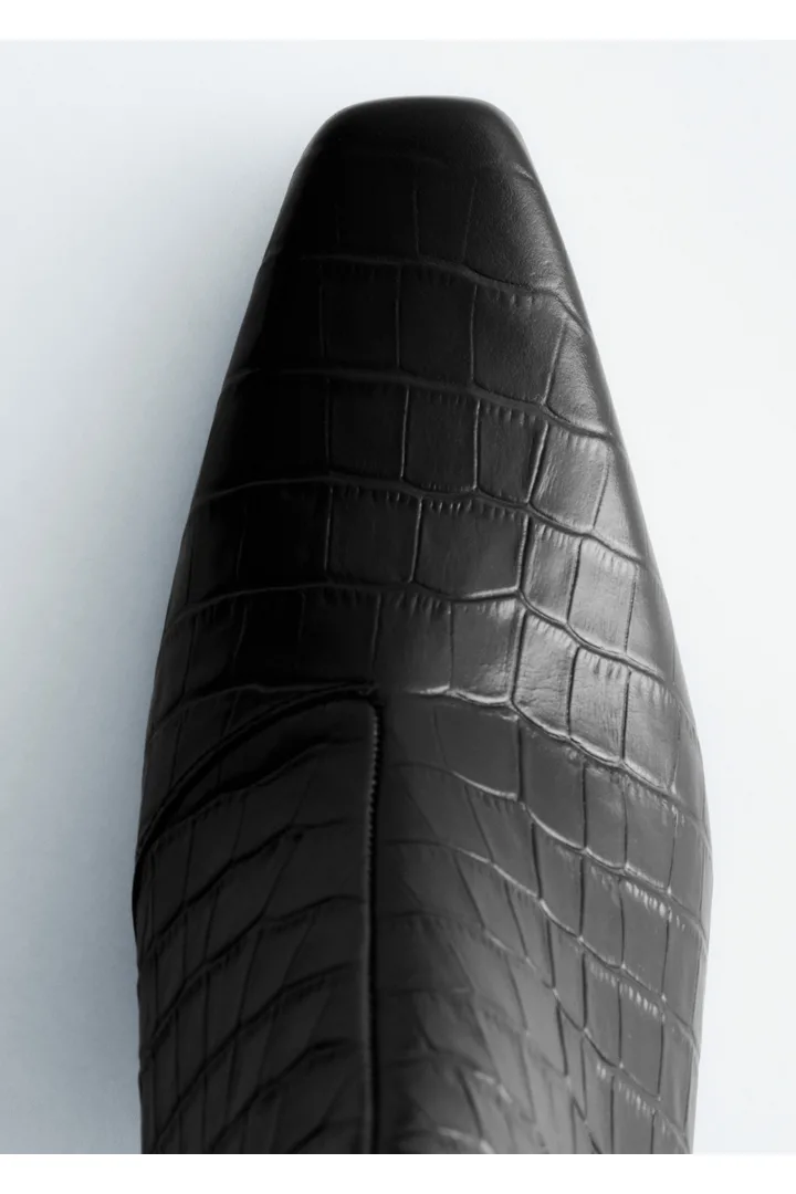 앤아더스토리즈 포인트 토 앵클 부츠의 블랙 크로코컬러 Product입니다.