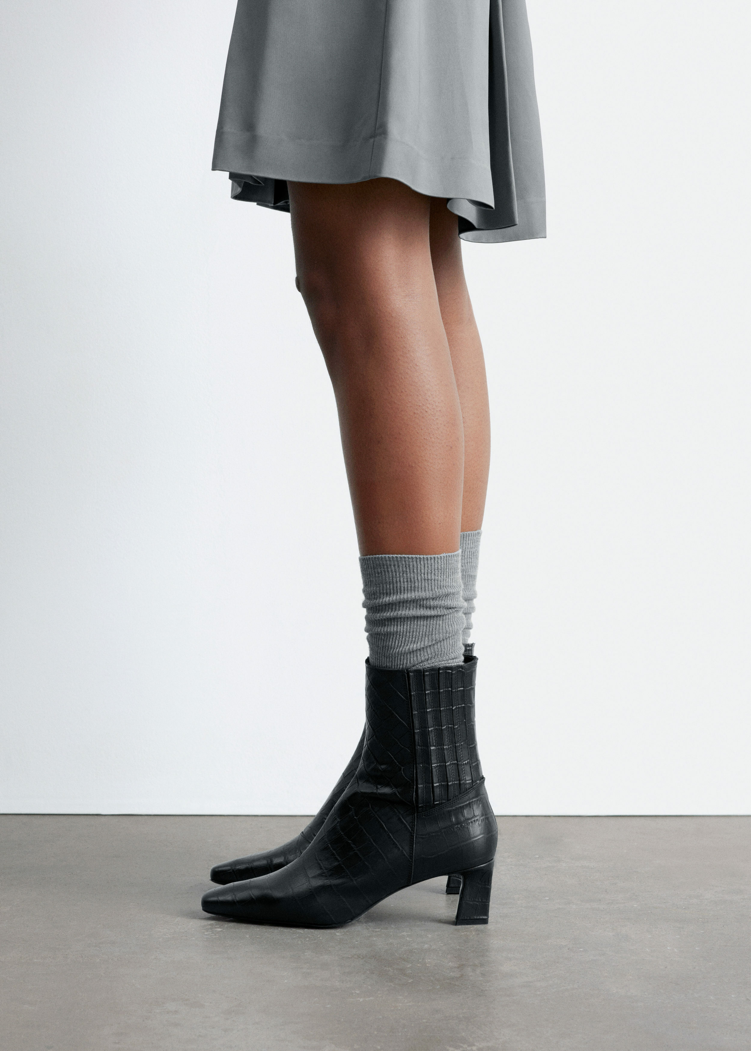 앤아더스토리즈 포인트 토 앵클 부츠의 블랙 크로코컬러 ECOMLook입니다.