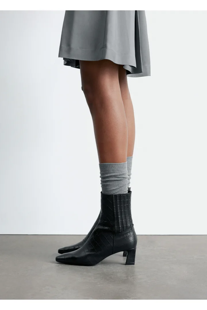 앤아더스토리즈 포인트 토 앵클 부츠의 블랙 크로코컬러 ECOMLook입니다.