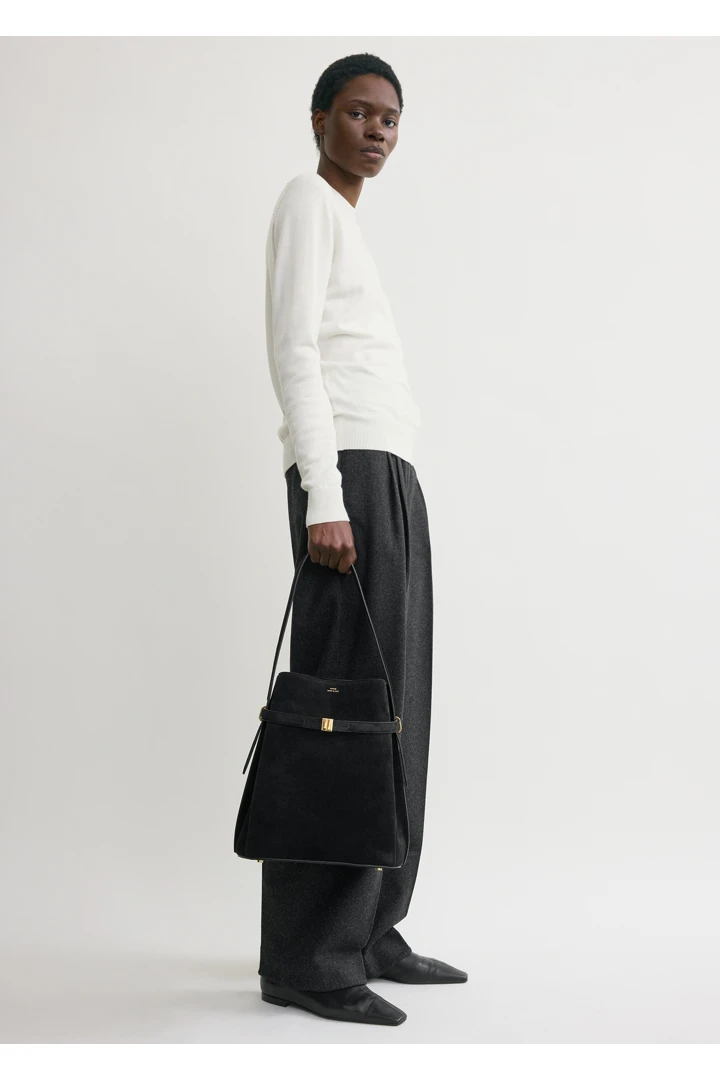 TOTEME 벨티드 스웨이드 버킷 백 블랙의 블랙컬러 1번쨰 이미지입니다.