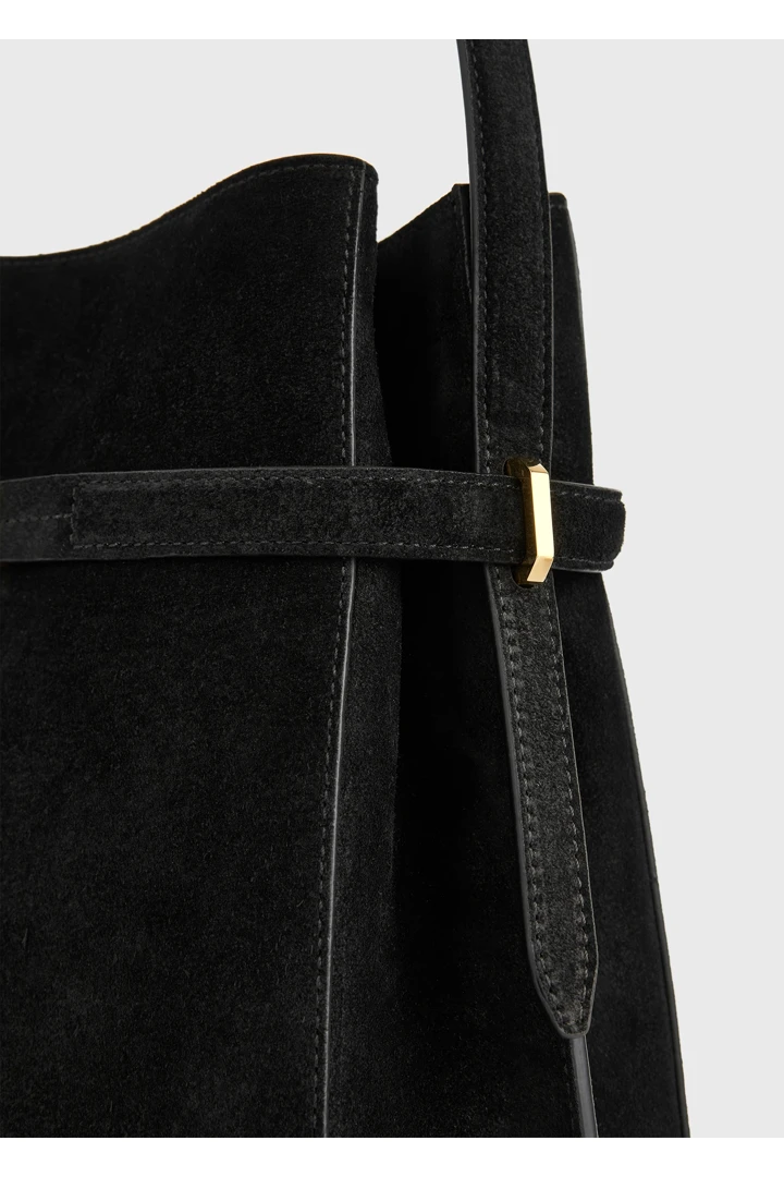 TOTEME 벨티드 스웨이드 버킷 백 블랙의 블랙컬러 4번쨰 이미지입니다.