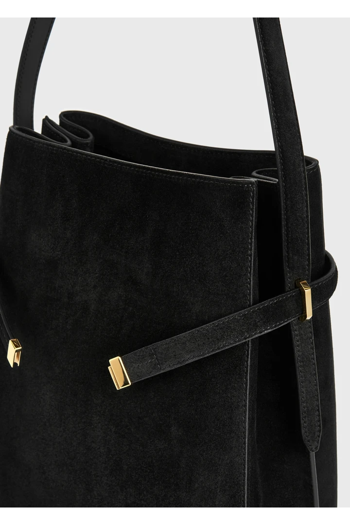 TOTEME 벨티드 스웨이드 버킷 백 블랙의 블랙컬러 6번쨰 이미지입니다.