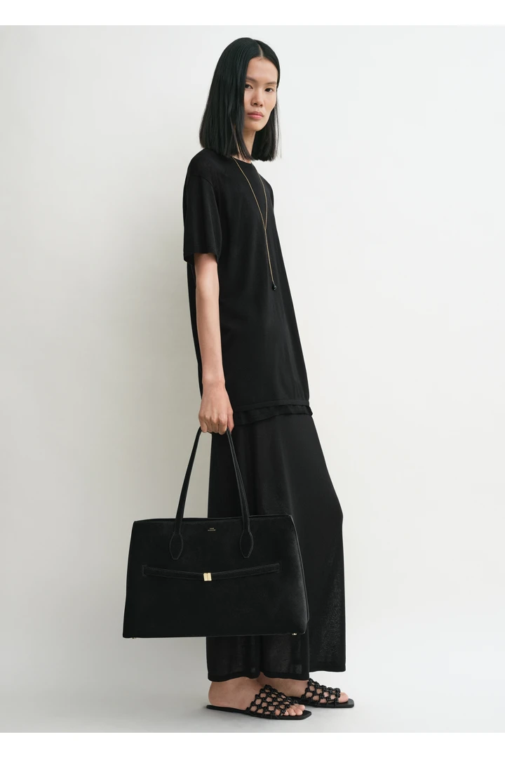 TOTEME 스웨이드 라운지 토트 백 블랙의 블랙컬러 1번쨰 이미지입니다.