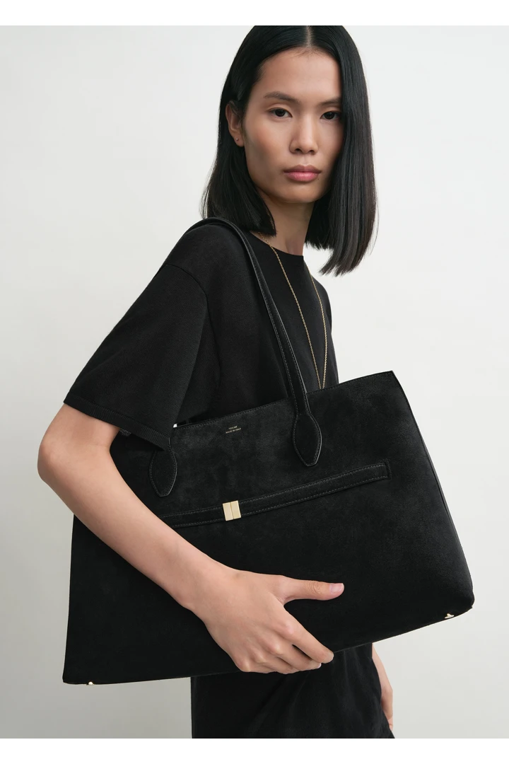 TOTEME 스웨이드 라운지 토트 백 블랙의 블랙컬러 2번쨰 이미지입니다.