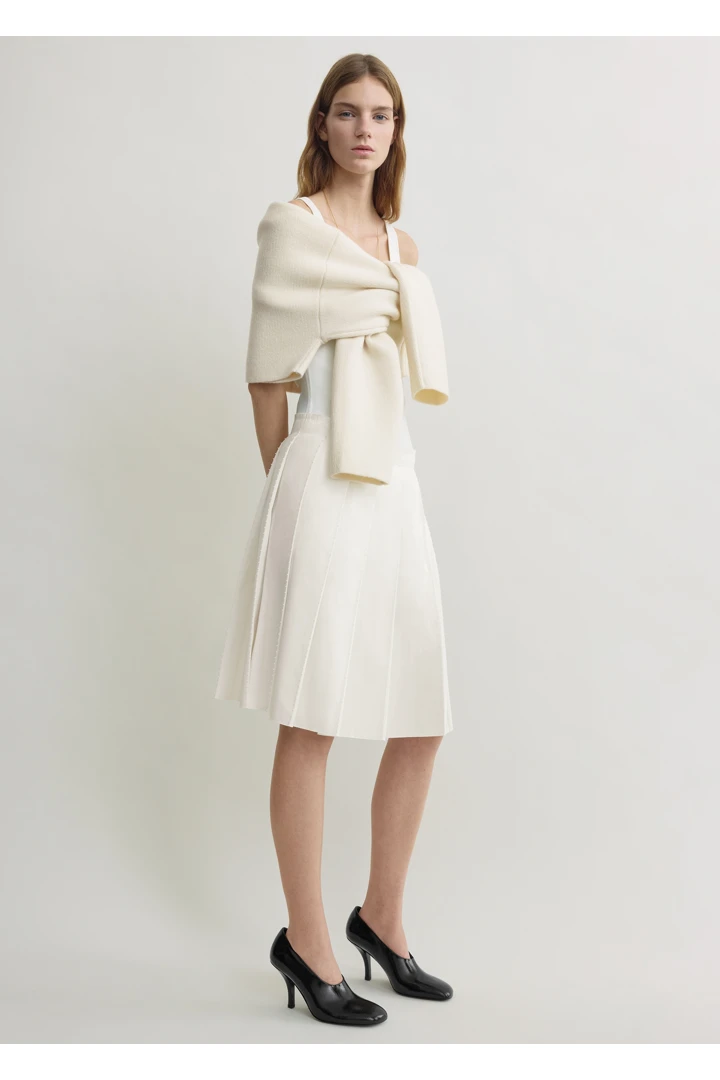 TOTEME 비디드 플리트 스커트 화이트의 화이트컬러 1번쨰 이미지입니다.