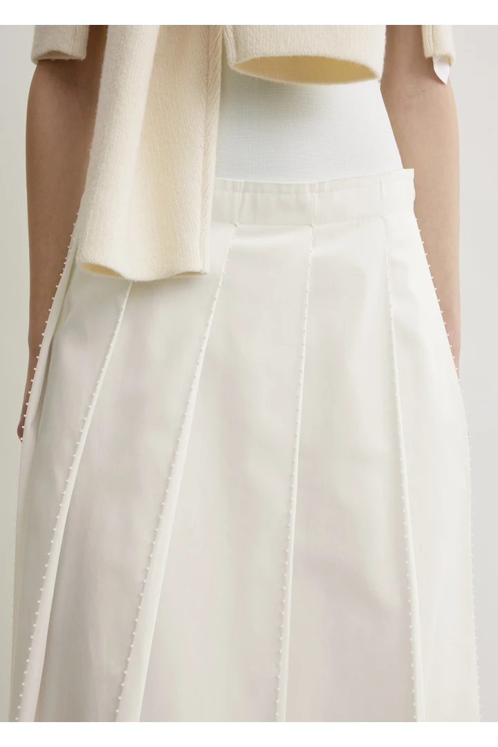 TOTEME 비디드 플리트 스커트 화이트의 화이트컬러 3번쨰 이미지입니다.