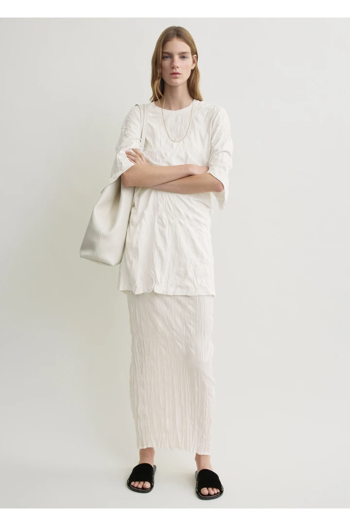 TOTEME 크링클드 니트 스커트 화이트의 화이트컬러 1번쨰 이미지입니다.