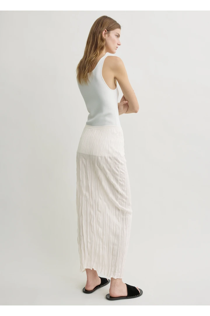 TOTEME 크링클드 니트 스커트 화이트의 화이트컬러 2번쨰 이미지입니다.