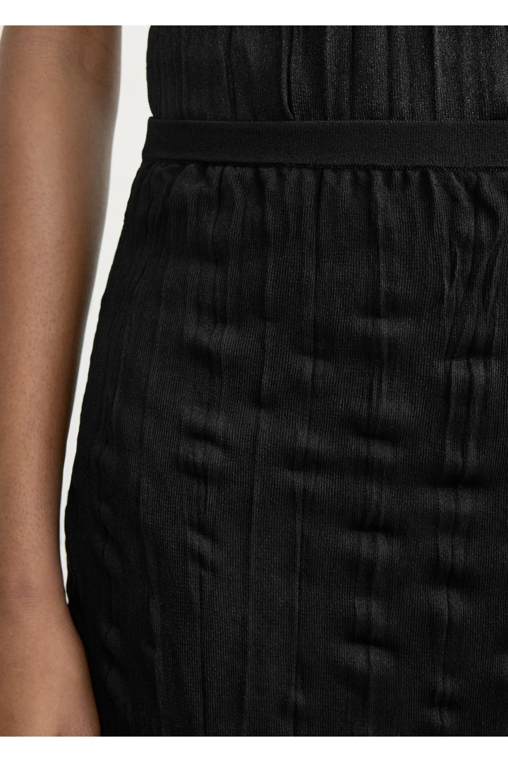 TOTEME 크링클드 니트 스커트 블랙의 블랙컬러 2번쨰 이미지입니다.