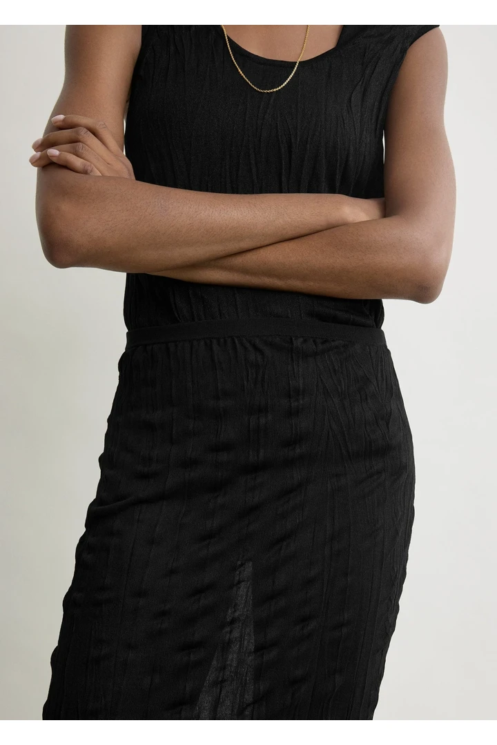 TOTEME 크링클드 니트 스커트 블랙의 블랙컬러 3번쨰 이미지입니다.