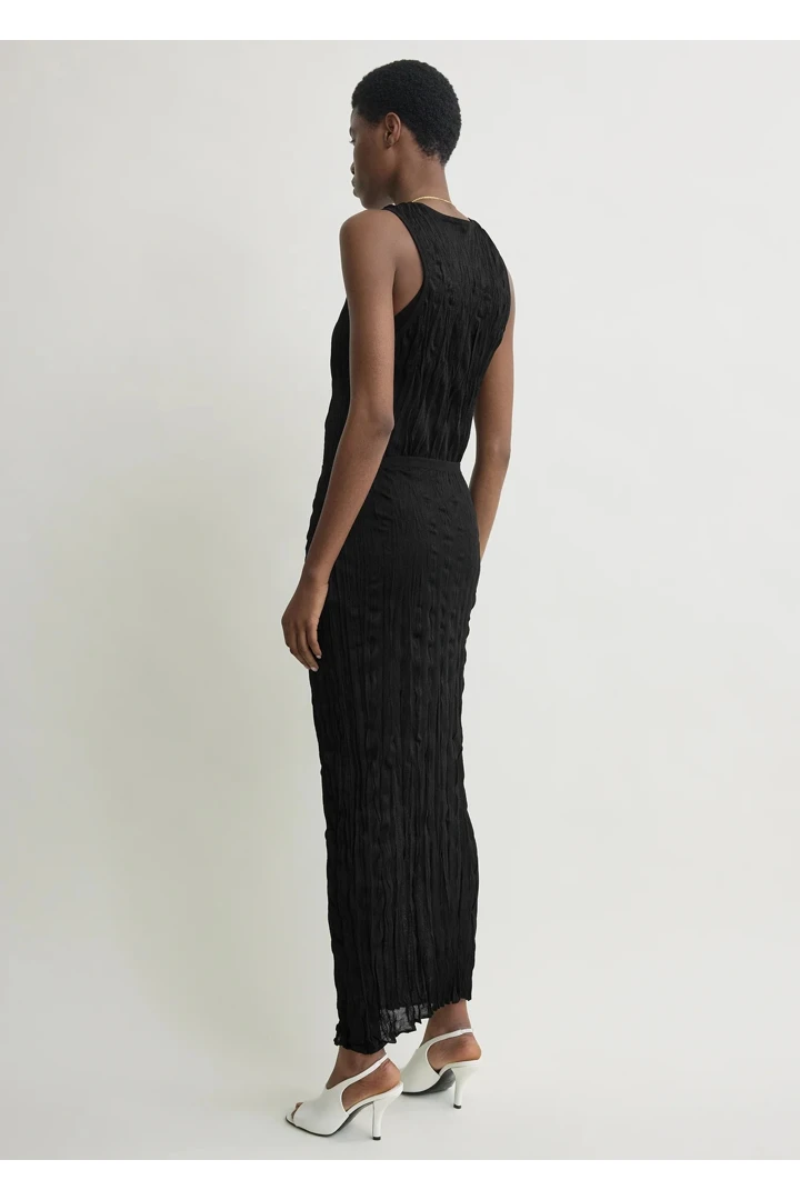 TOTEME 크링클드 니트 스커트 블랙의 블랙컬러 4번쨰 이미지입니다.