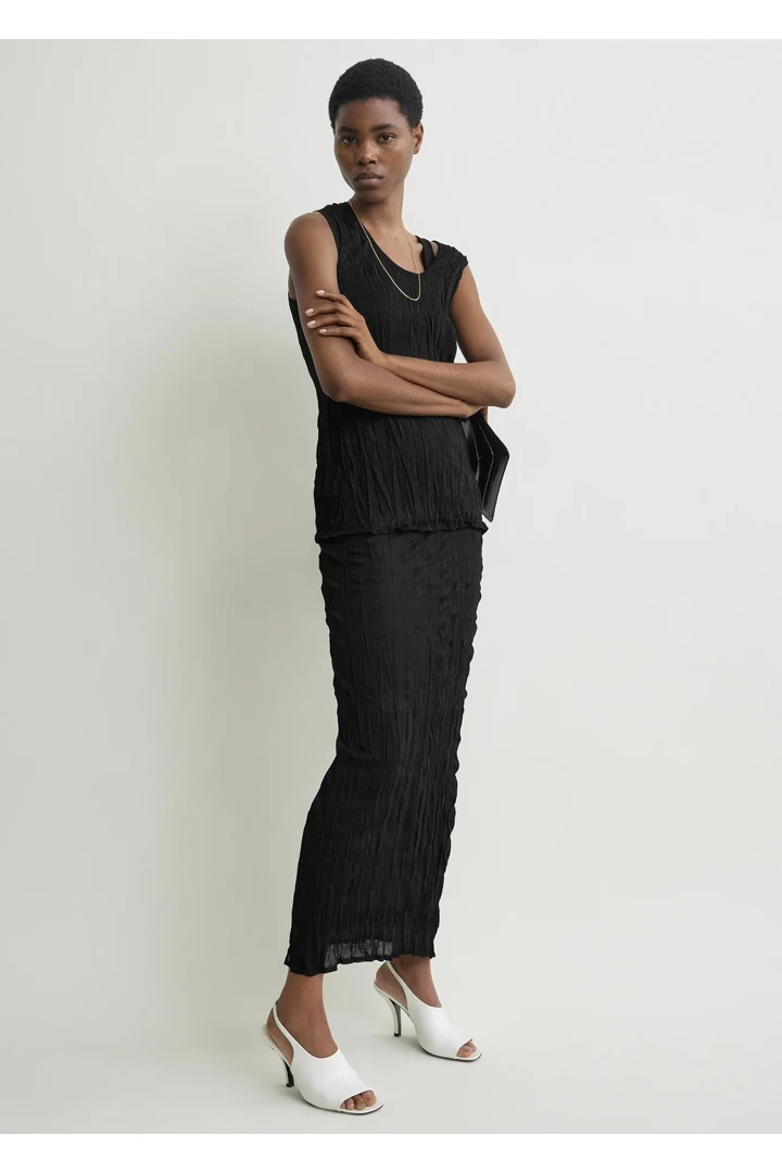 TOTEME 크링클드 니트 스커트 블랙의 블랙컬러 0번쨰 이미지입니다.