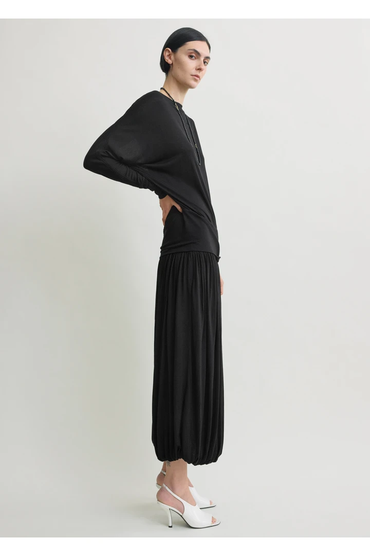 TOTEME 보트넥 저지 탑 블랙의 블랙컬러 1번쨰 이미지입니다.