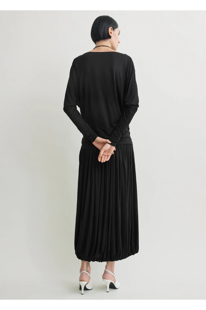 TOTEME 보트넥 저지 탑 블랙의 블랙컬러 2번쨰 이미지입니다.