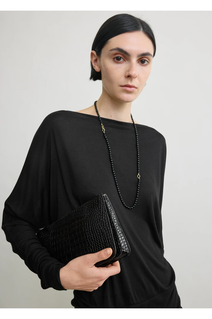 TOTEME 보트넥 저지 탑 블랙의 블랙컬러 3번쨰 이미지입니다.