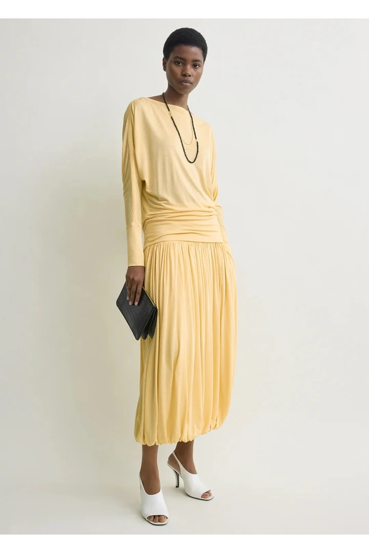 TOTEME 보트넥 저지 탑 샴페인의 샴페인컬러 1번쨰 이미지입니다.