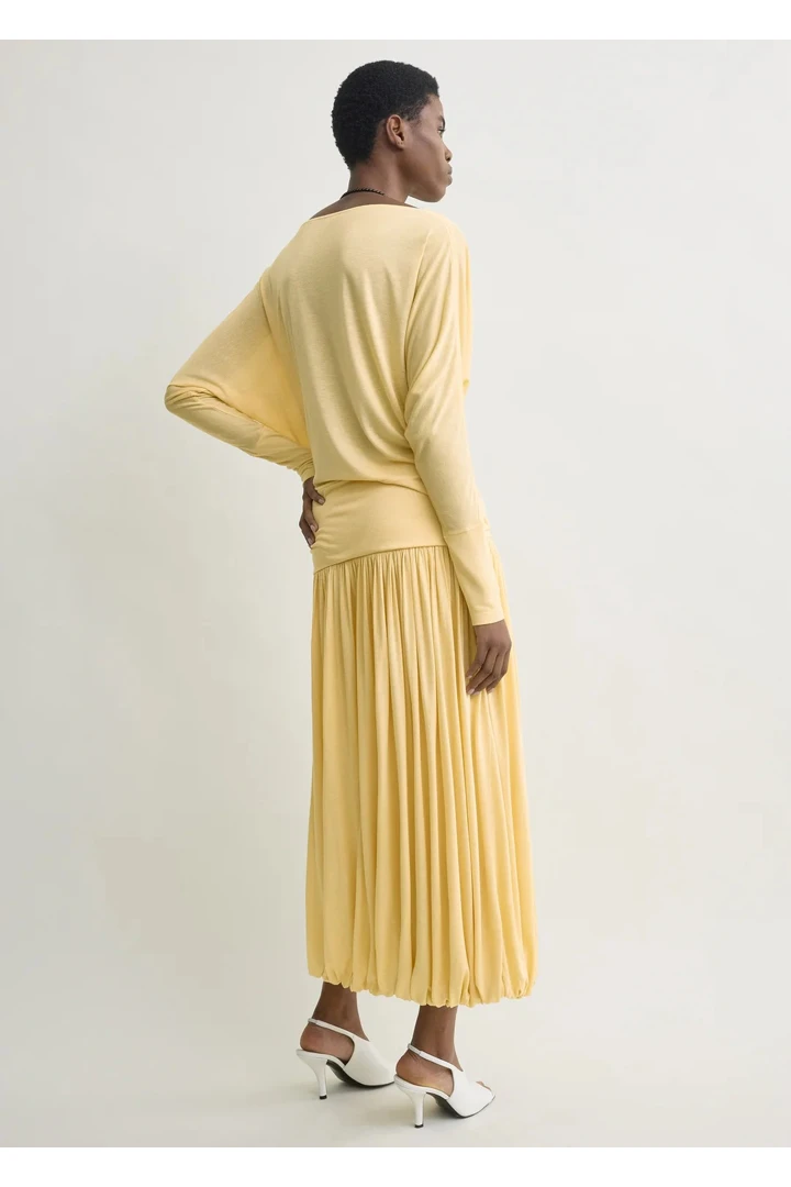 TOTEME 보트넥 저지 탑 샴페인의 샴페인컬러 2번쨰 이미지입니다.