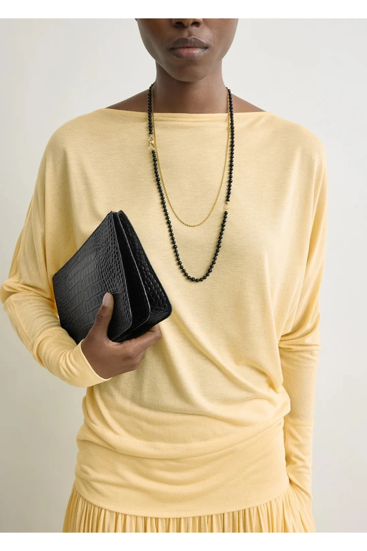 TOTEME 보트넥 저지 탑 샴페인의 샴페인컬러 3번쨰 이미지입니다.