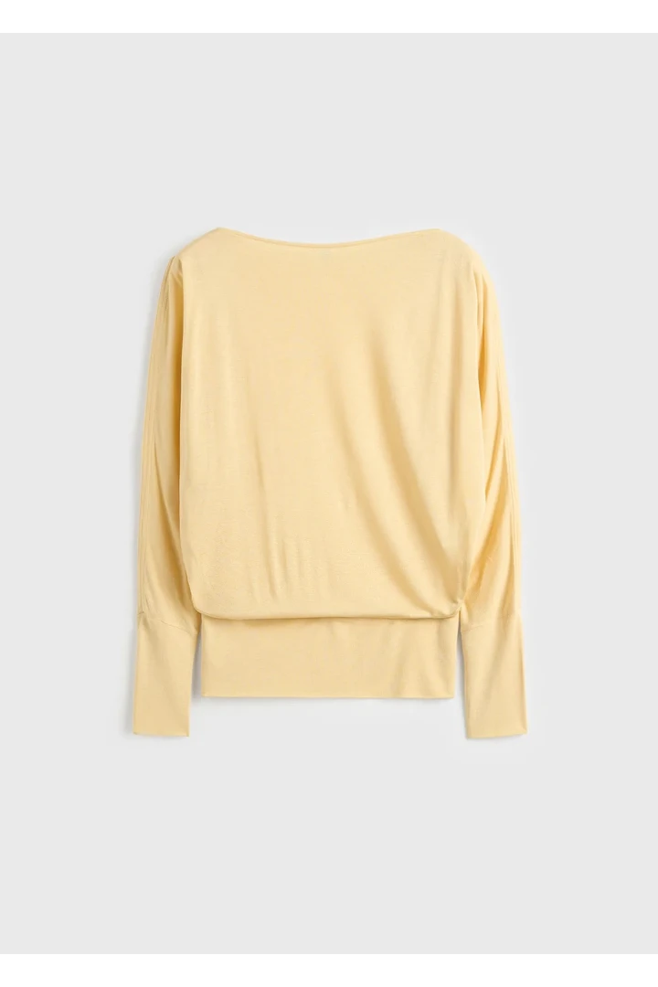 TOTEME 보트넥 저지 탑 샴페인의 샴페인컬러 4번쨰 이미지입니다.