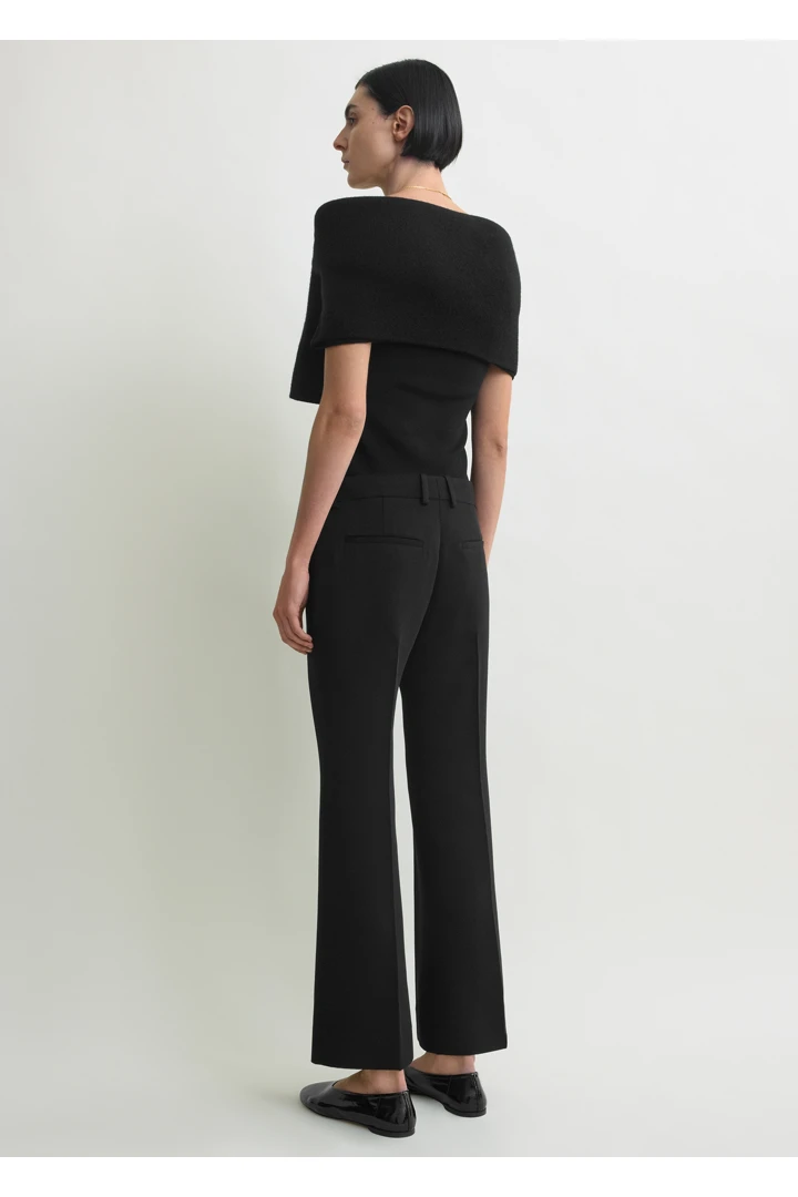 TOTEME 킥 플레어 트라우저 블랙의 블랙컬러 2번쨰 이미지입니다.