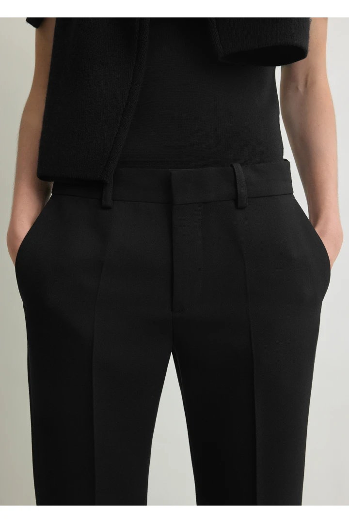 TOTEME 킥 플레어 트라우저 블랙의 블랙컬러 3번쨰 이미지입니다.