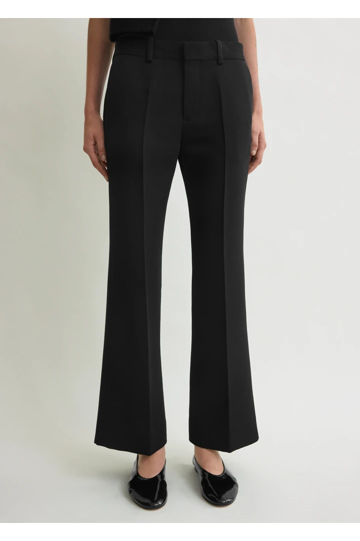 TOTEME 킥 플레어 트라우저 블랙의 블랙컬러 4번쨰 이미지입니다.