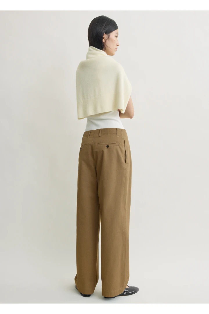 TOTEME 릴랙스드 트윌 트라우저 헤이즐의 헤이즐컬러 2번쨰 이미지입니다.