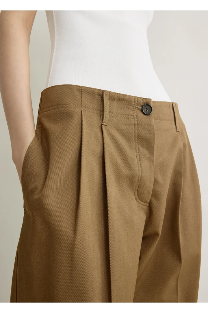 TOTEME 릴랙스드 트윌 트라우저 헤이즐의 헤이즐컬러 3번쨰 이미지입니다.