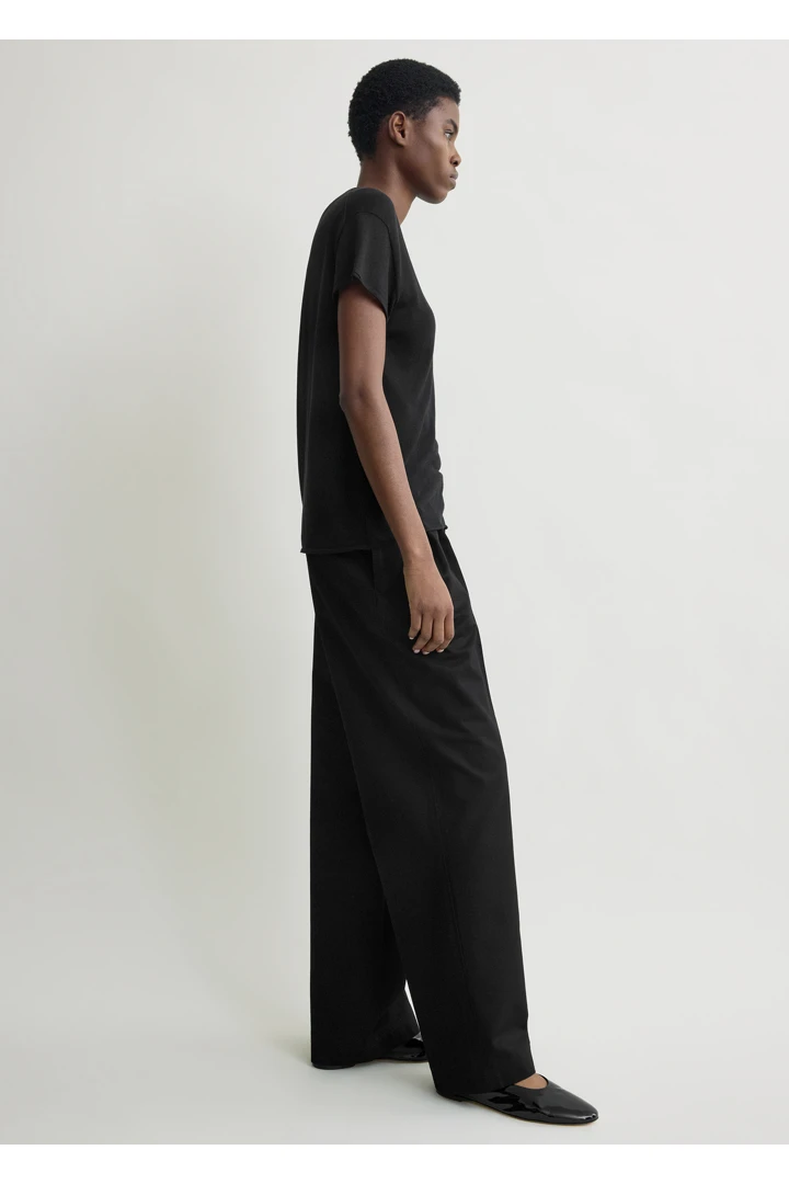 TOTEME 릴랙스드 트윌 트라우저 블랙의 블랙컬러 1번쨰 이미지입니다.