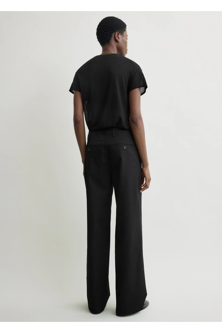 TOTEME 릴랙스드 트윌 트라우저 블랙의 블랙컬러 2번쨰 이미지입니다.