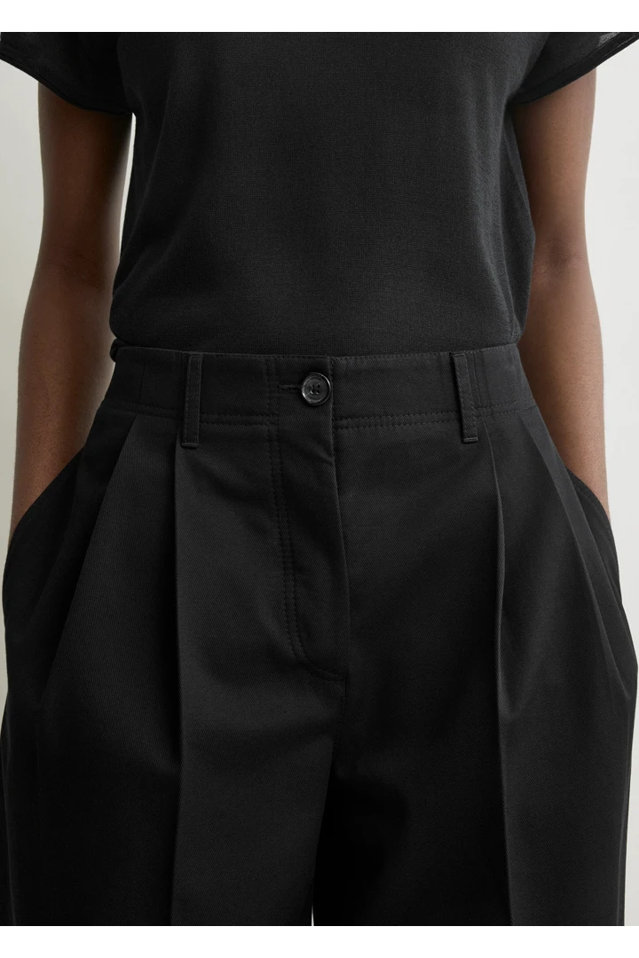 TOTEME 릴랙스드 트윌 트라우저 블랙의 블랙컬러 3번쨰 이미지입니다.