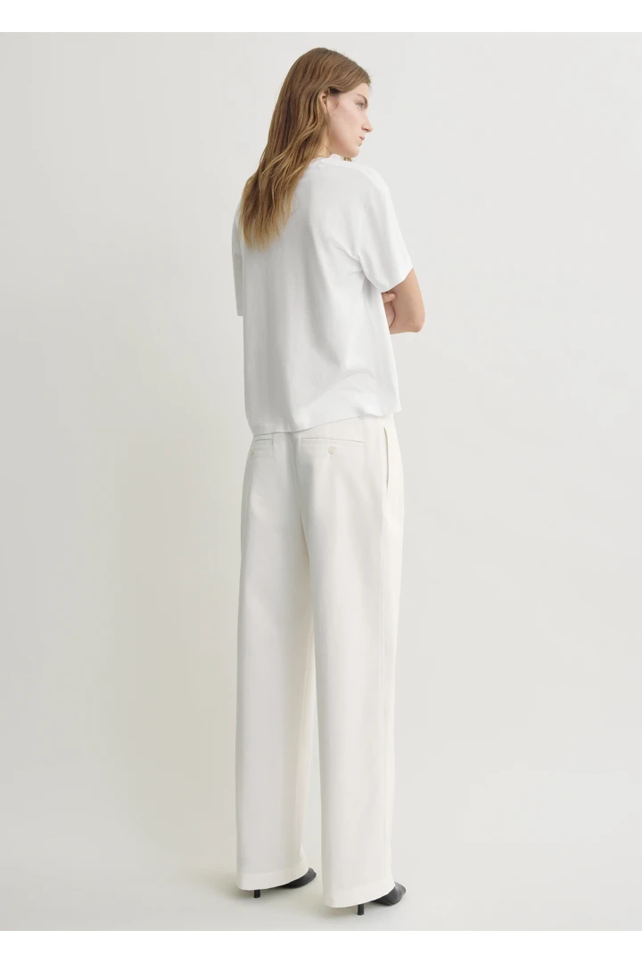 TOTEME 릴랙스드 트윌 트라우저 화이트의 화이트컬러 2번쨰 이미지입니다.